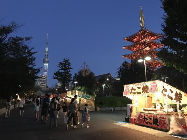 寻城记在东京浅草蹲大排档，饮大啤，挤蜗居，做一回地道日本人