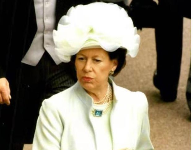 海蓝宝#同戴海蓝宝石首饰,卡米拉奢华繁琐戴妃简约大气,展现了两种美