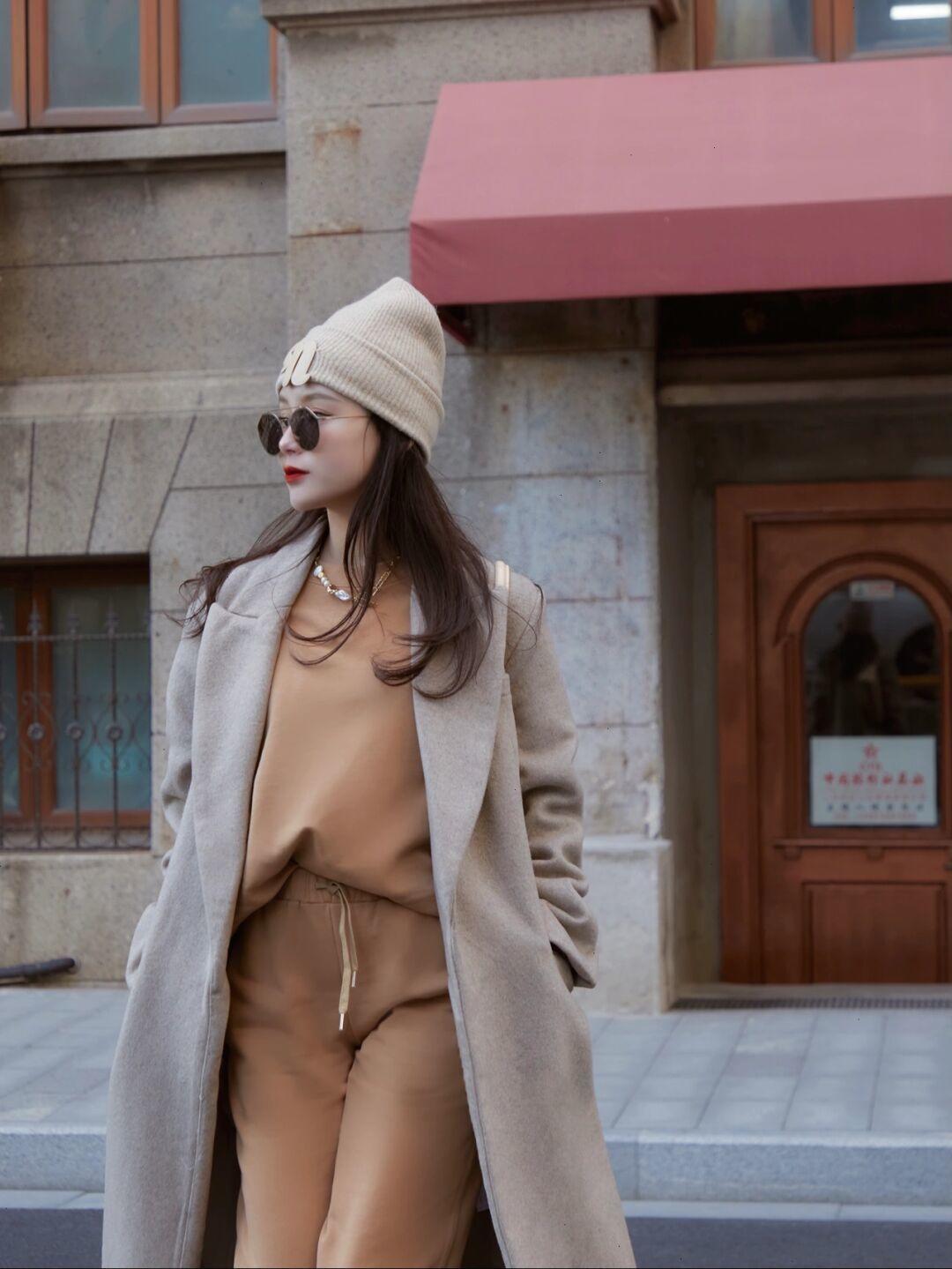 黑白配|觉得大衣厚重?试试卫衣叠穿技巧,让你瞬间化身韩系美女,超好看