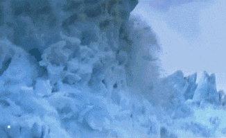 |搞笑GIF:当时妹子就急哭了 再也不穿裙子玩单杠了