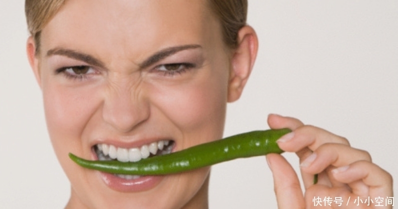 女人|女人睡前经常“两腿一分”,3个变化或许会悄悄来临,不妨一试