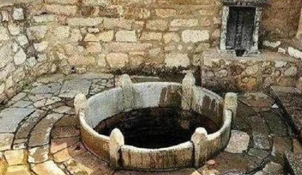  地下沟|清朝灭亡后，很多珠宝都被扔进了故宫的深井里，为何没有人去打捞