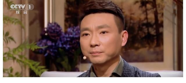 康輝首登《朗讀者》，講述主持背后的故事，身旁董卿控制不住眼淚