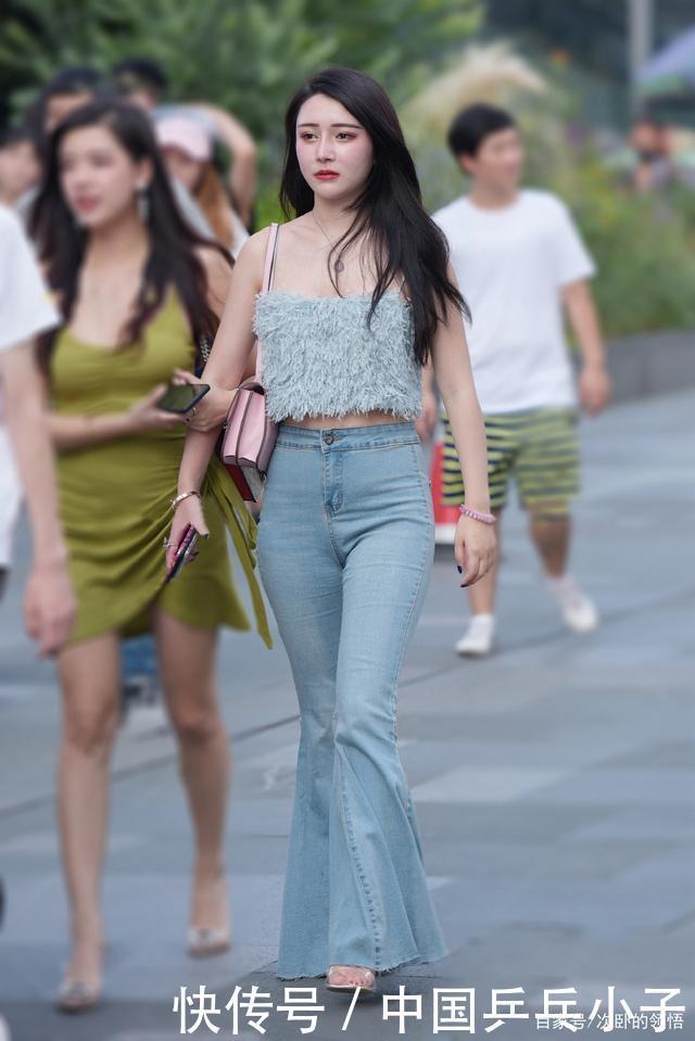 显得|牛仔喇叭裤时尚显气质,搭配个性吊带短衫,显得靓丽又清爽