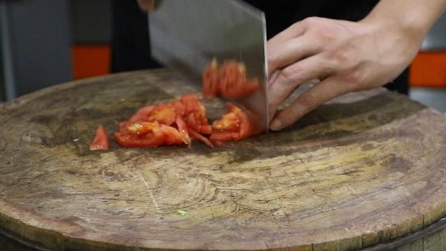 2个茄子1个西红柿,大厨教你家常炒茄丝,颜色不黑不油腻,真好吃