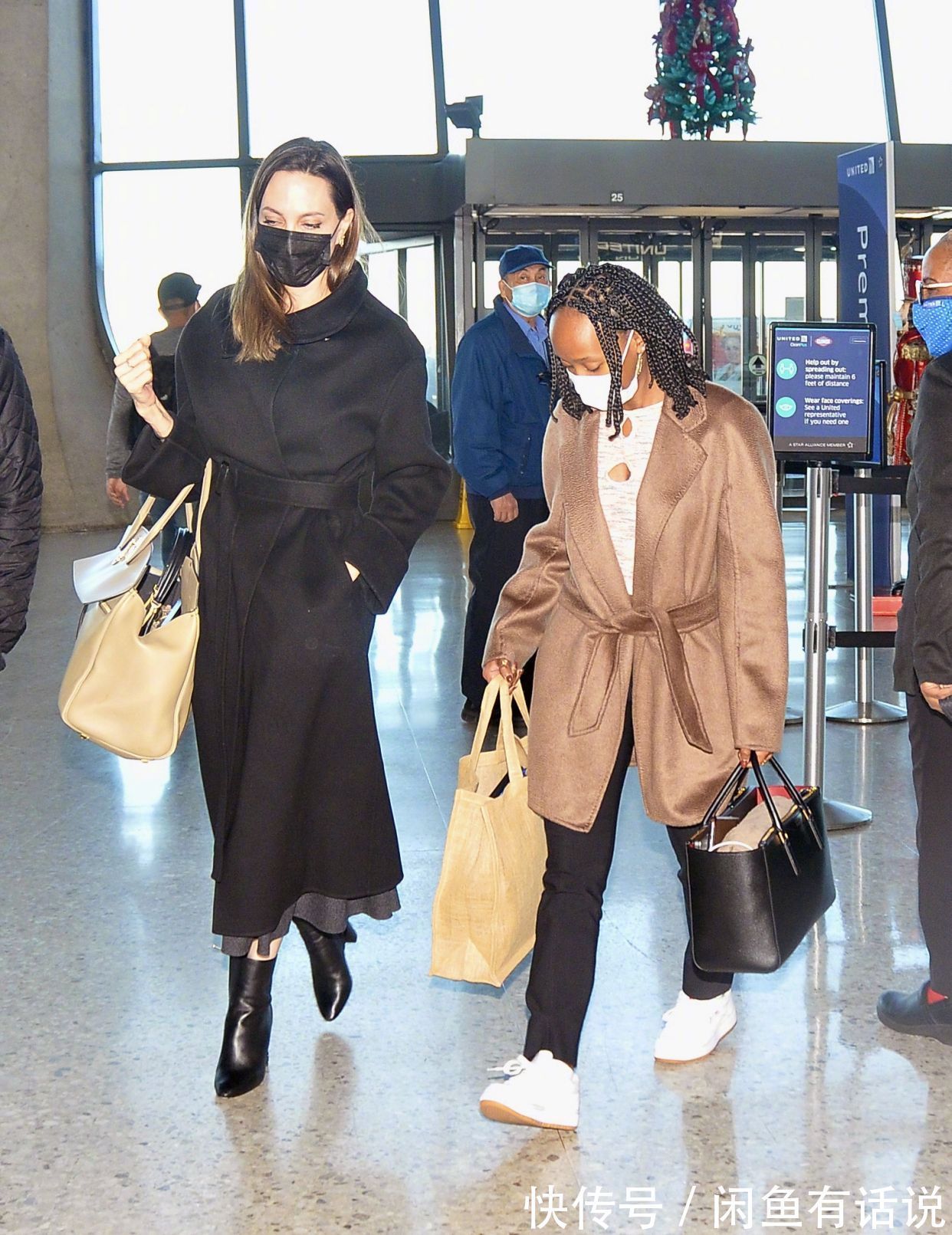 穿搭|朱莉又穿黑大衣走机场,配短靴气场真强,身旁女儿被衬得像小助理