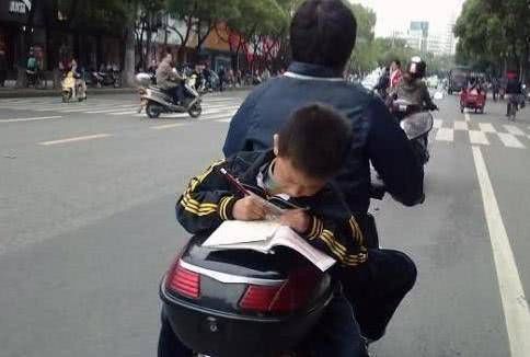 四年级|妈妈深夜在家长群里发了条消息,老师回复四个字,家长们乱作一团