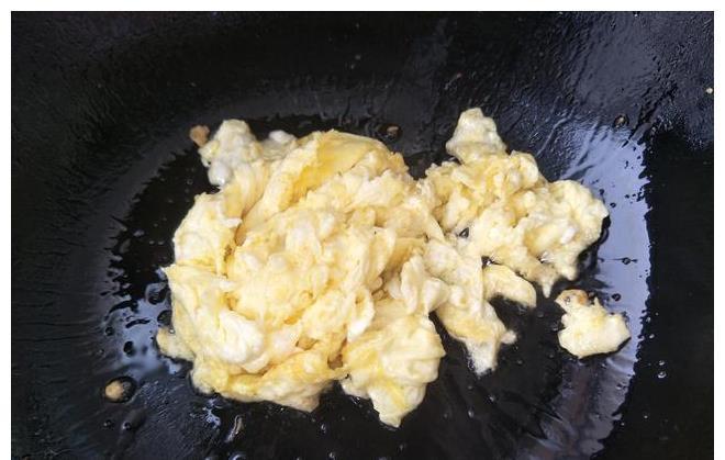 青椒|秋天,3样食材放入炒锅,成本不到5块钱,出锅香脆可口