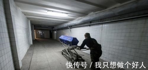 对出下联|火葬场上联:先到后到先后全到,网友对出下联,让人无力反驳!