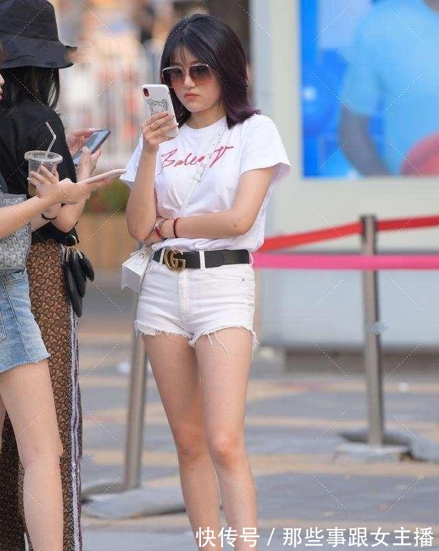 小个子 咖色罗马凉鞋搭白色短裤,完美突显身材特点,轻松随意又自信!