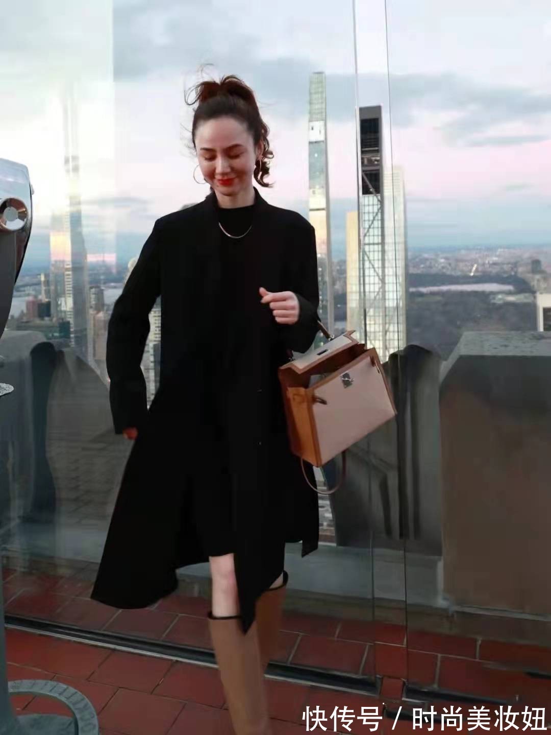 百搭|新年有这件黑大衣就够,显气质又百搭,普通人都能穿出高级感