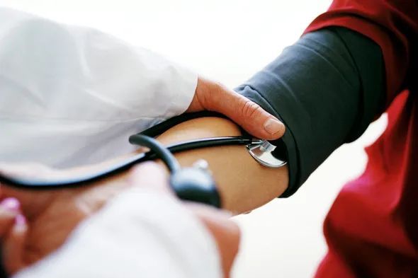 血压|26岁女子持续头疼一礼拜，检查竟是脑出血！这些身体信号需警惕