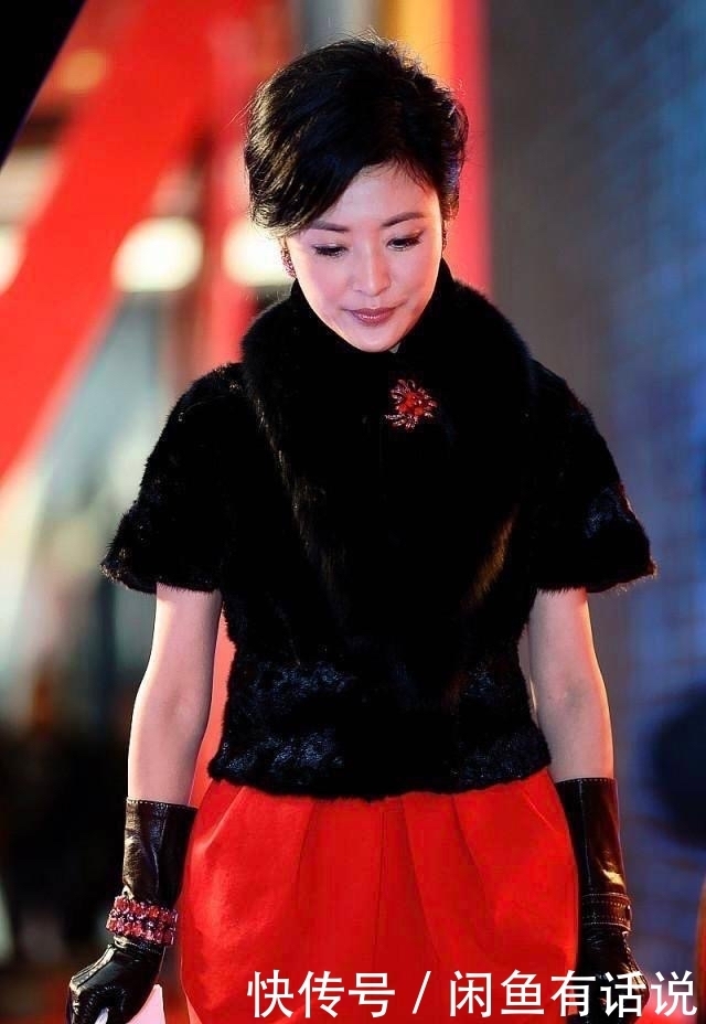 穿搭|周涛越老越洋气,穿皮草配红裙像高级贵妇,露一截手臂看不懂季节