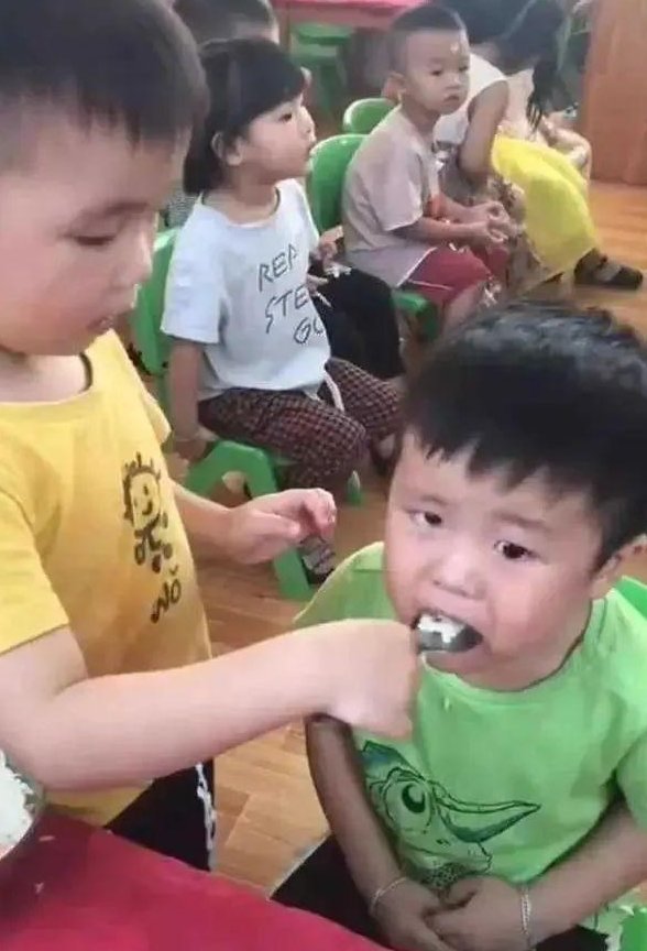 特殊待遇|“超萌辈分差”火了,舅舅遭受“特殊待遇”,外甥:毕竟是晚辈