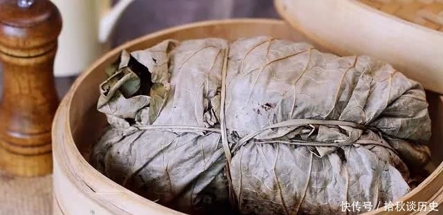 蒸鸡|荷叶蒸鸡,鸡肉软糯入味,荷香扑鼻,直接用手撕着吃真的大快朵颐