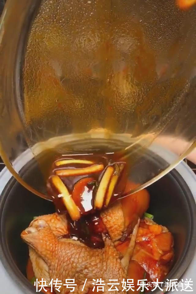  电饭锅|颜色红里透亮，肉质鲜嫩入味，做成后满屋飘香，超级诱人，煲鸡腿
