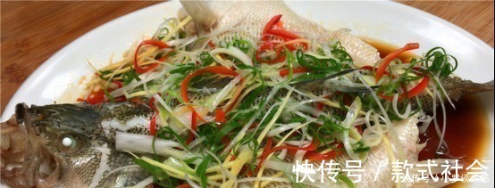 多汁|清蒸鱼千万不要放盐和料酒，大厨教你一招，鲜嫩多汁，不柴又不腥