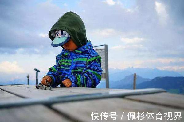 老师|可爱!老师化妆,全班小学生好奇围观,奔走相告