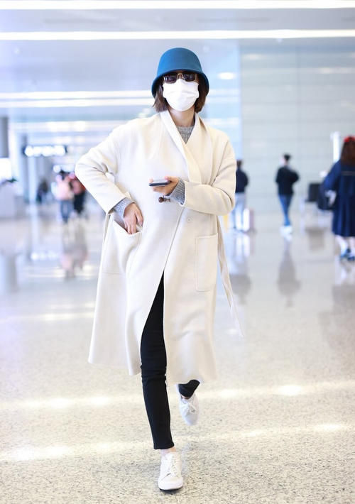 白色大衣真实用，可以优雅高贵，也可以帅气清爽，百搭又时髦