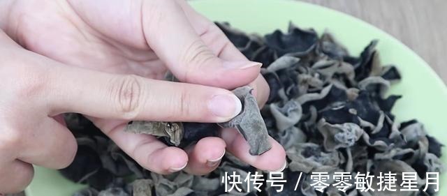 泡木耳只加水就错了,大厨教我1个方法,5分钟就泡开,Q弹无硬心!