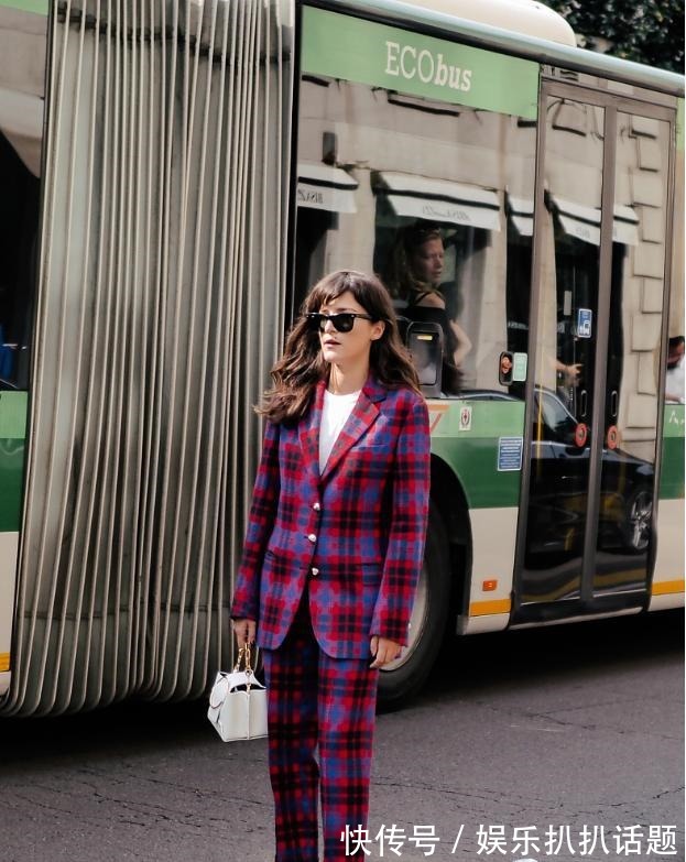 流行色彩 中年女人秋天别总穿一个颜色,不如试试这4种流行色彩,高级洋气!