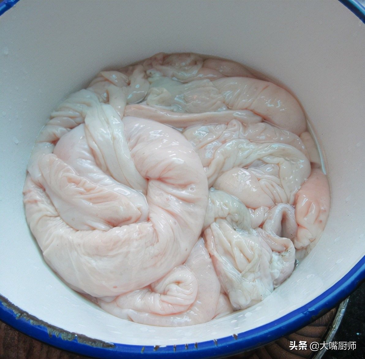 才知道洗猪大肠很简单,不加碱不加醋,20分钟洗净,不腥臭不油腻