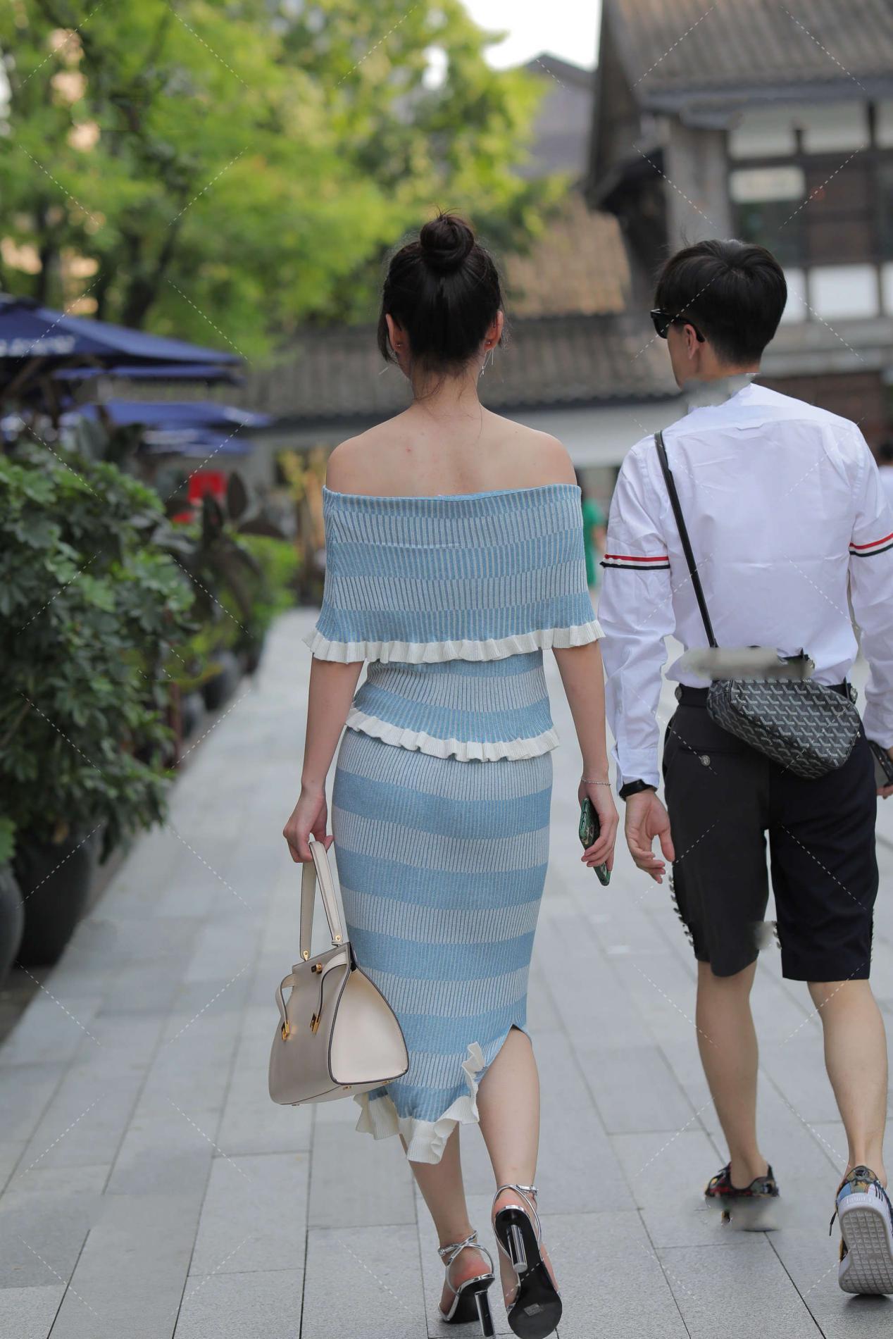 蓝白|一字肩裙子, 蓝白相间的两种颜色, 显时尚靓丽