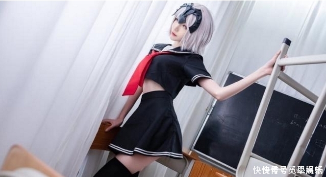 15岁小姐姐cos黑贞,本以为是青铜,看到腿部