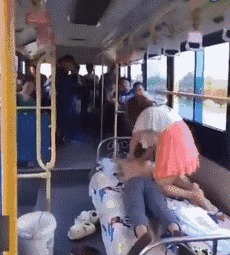 |搞笑GIF趣图小弟弟,小小年纪,咋就会把妹了呢!