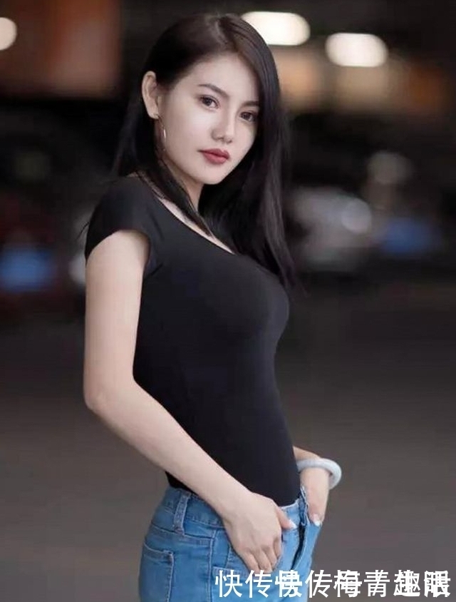 模特|牛仔裤模特，揪起白色的衣服，秀出平滑的肚皮！