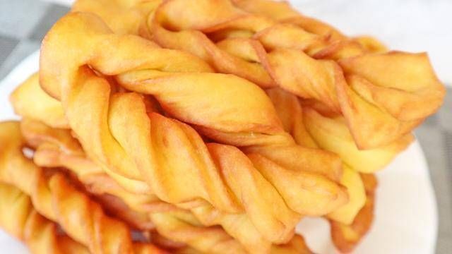 玉米面最好吃的做法，比馒头简单，比油条还香，出锅全家抢着吃