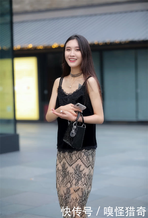 娴静|街拍美女:恬静可人的小姐姐身穿新颖裙,娴静浪漫,美得不像话!