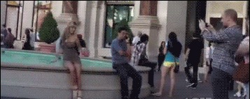 |搞笑GIF:不知道该哭还是笑 一进门看到男友偷用我的东西