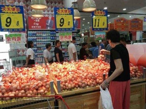 超市|孙子超市里摔碎一盒鸡蛋,店员要求10倍赔偿,奶奶的话让店员羞愧