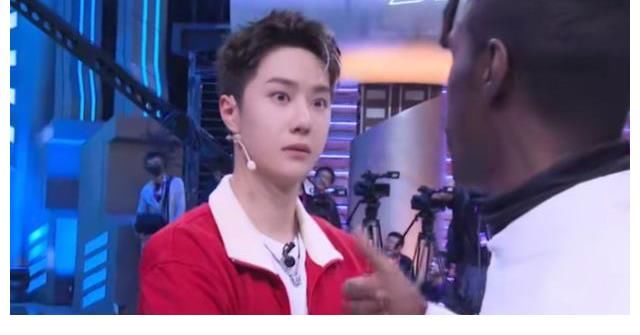 街舞|《街舞4》王一博和布布见面!两人隔空比心,王一博全程飚英文