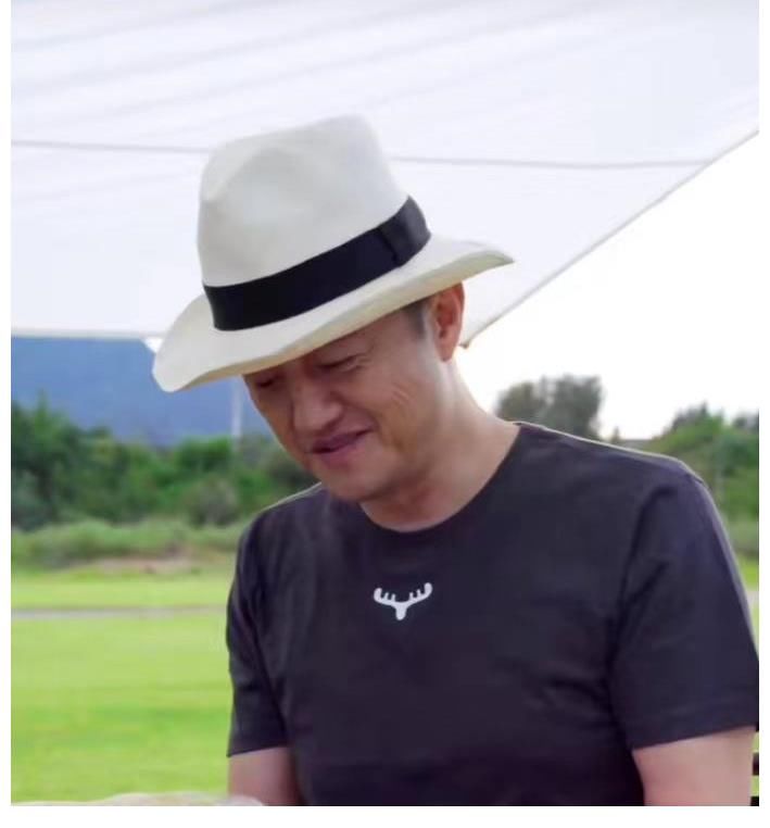 李亚鹏|李亚鹏在野外秀厨艺，还带上一个美女同行，一锅羊肉全糊了！