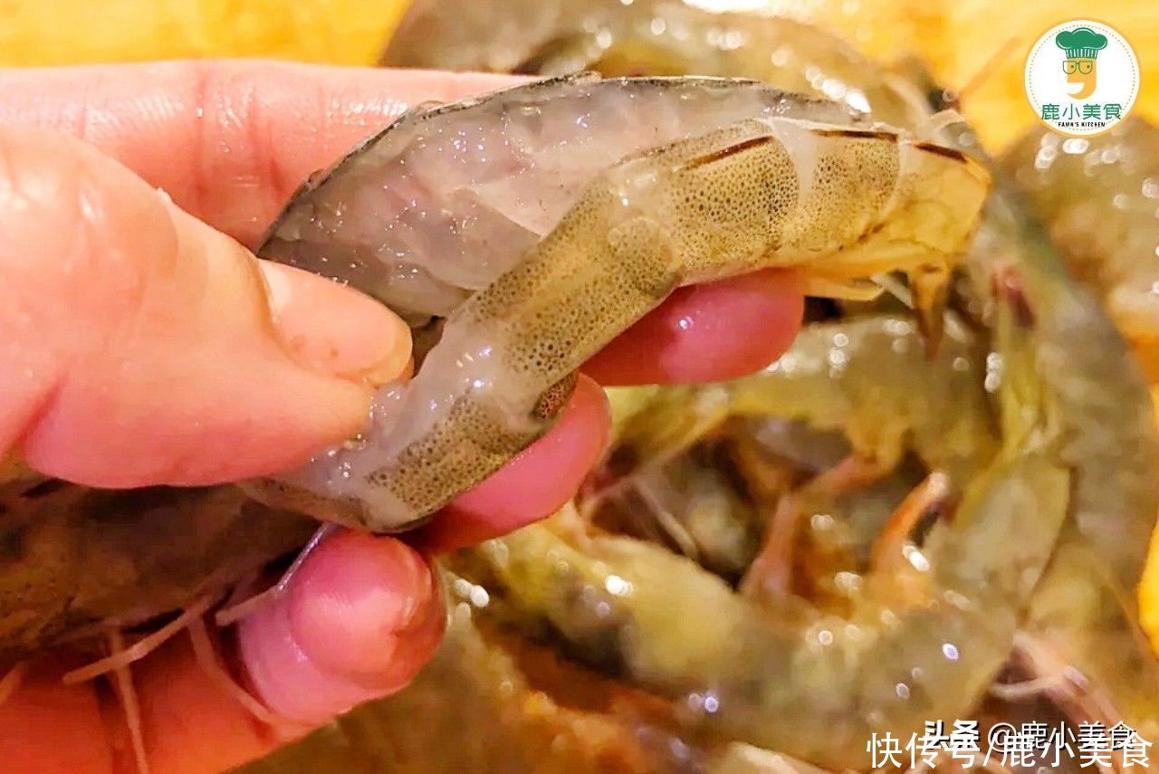  “粉丝+虾”简单蒸一盘，蒜味鲜香，虾肉弹嫩，全家抢着吃