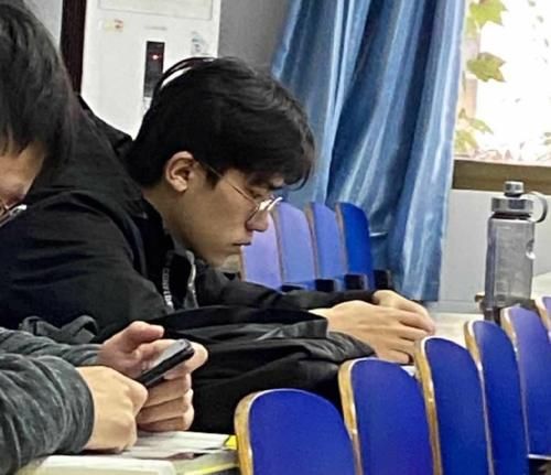 吉大学生撞脸易烊千玺，同学无心上课等偶遇要联系方式，粉丝：这分明是本人