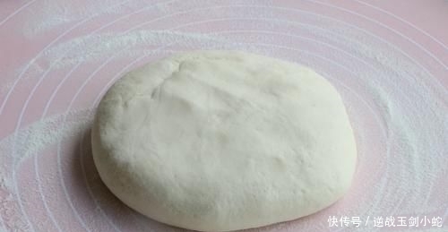 面粉不做包子,教你懒人吃法,两手一卷,一锅蒸一个解决全家早餐