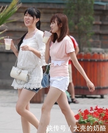 白色|街拍:美女白色短裤搭配粉色上衣,打造出时髦都市丽人