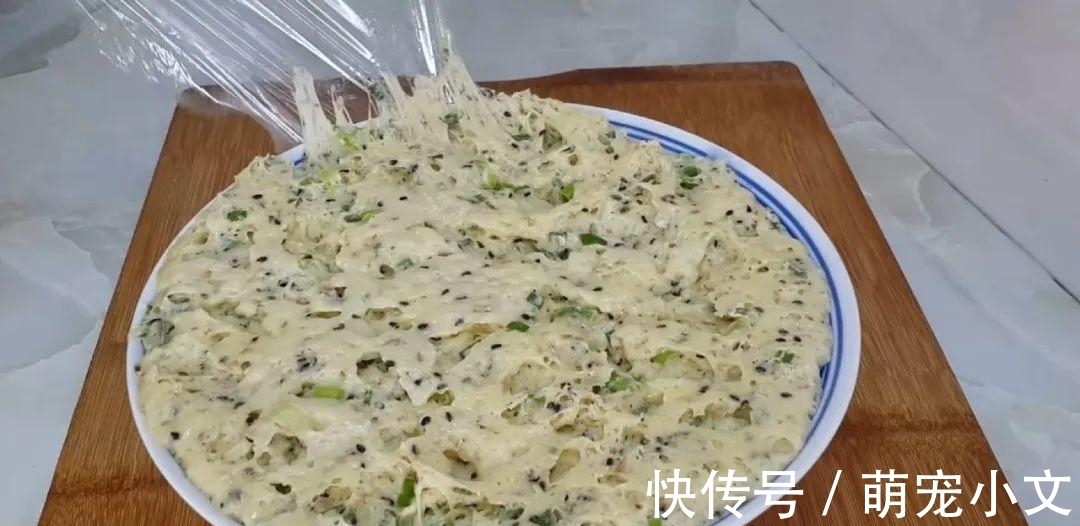 芝麻鸡蛋这样做，撒1把葱花，比鸡蛋饼都好吃，出锅孩子抢着吃