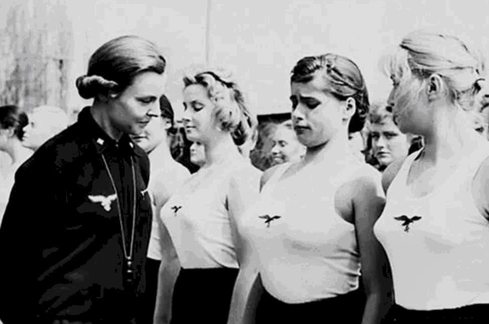 恩师|刺杀恩师失败被挖心肝,检查穿“背心”的女兵,5张历史罕见照