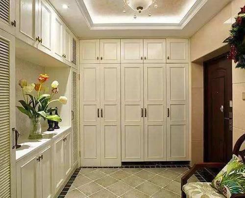 天花板|玄关鞋柜要不要做到顶老木工一开口,我就后悔我家装早了