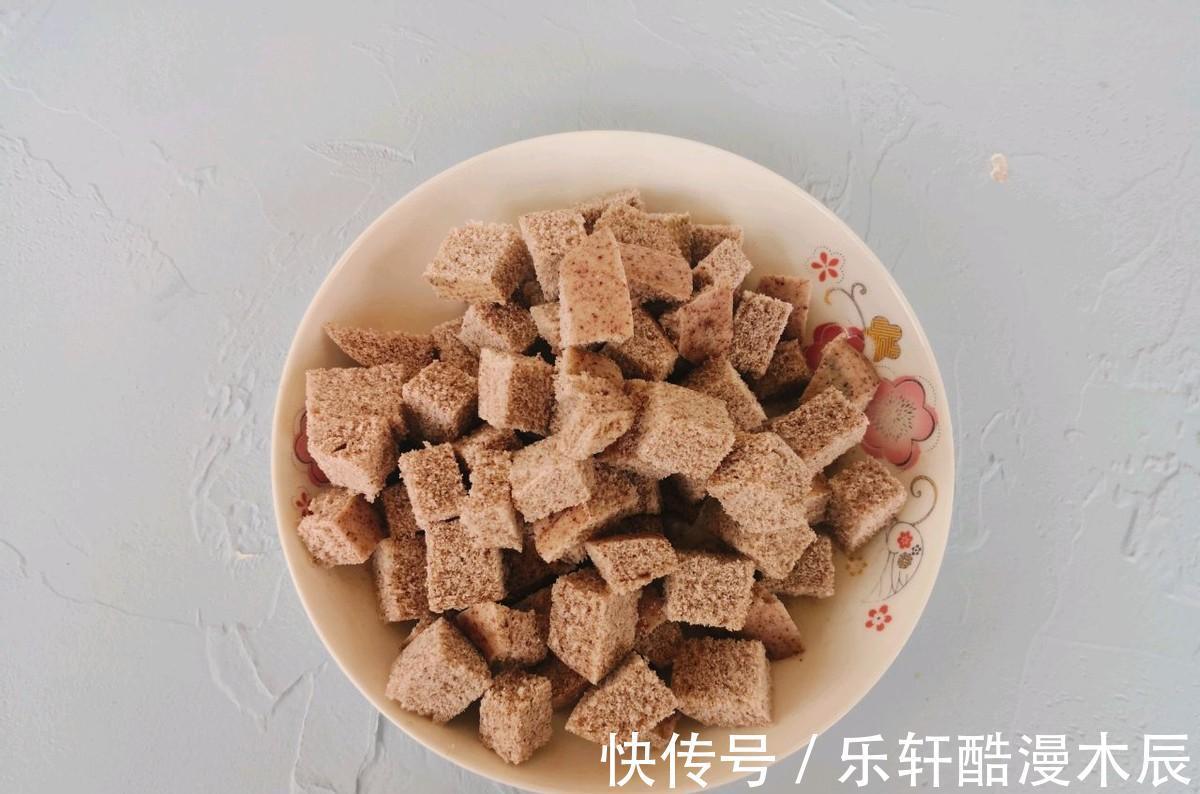 剩馒头也能吃出新花样，用锅煎制一下，香酥又可口