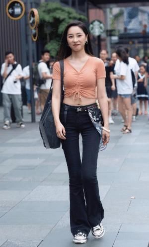 足足看了2个钟,还是没看明白,美女穿的是牛仔裤还是喇叭裤