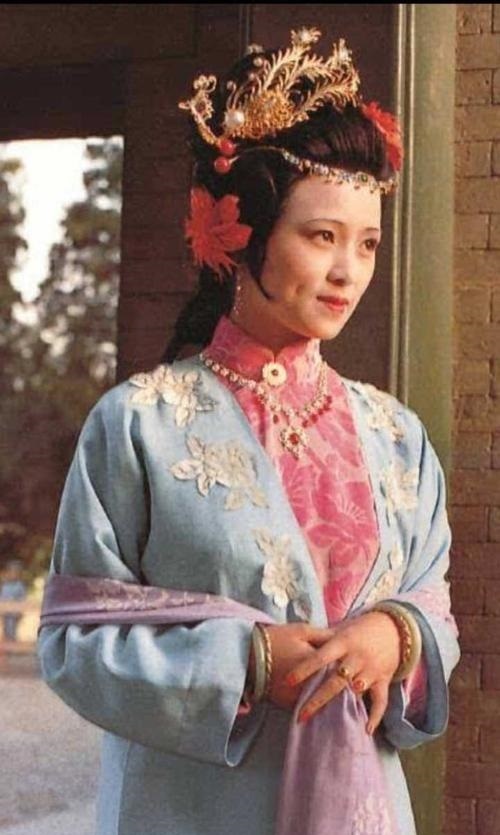 秦钟@秦可卿为何巧用计谋,安排贾宝玉去自己房间午睡?她到底有何意图