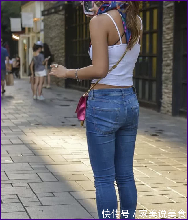 高挑 洒脱的牛仔裤,就算“烂大街”更有前卫的感觉,尽显高挑身型