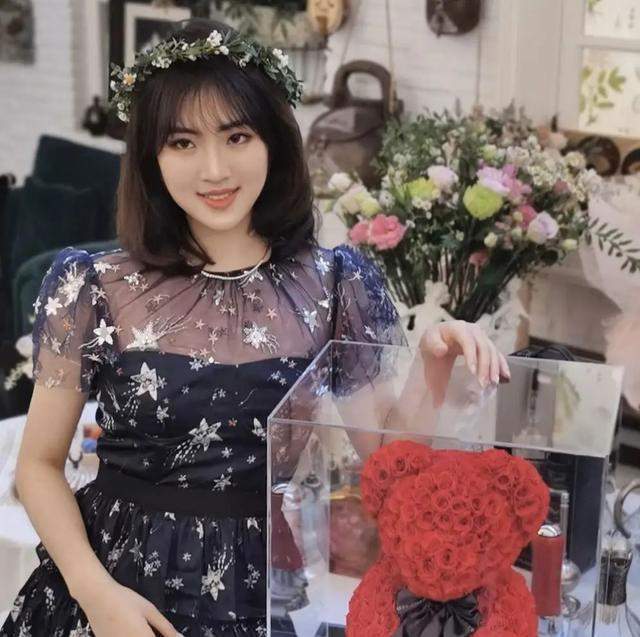 原生家庭|她在任正非最穷时下嫁,却因200万债务离婚,现在过得咋样