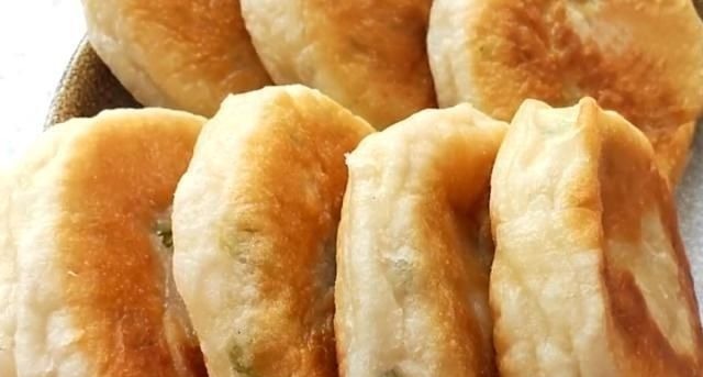 妈妈这样烙饼,不用揉面,筷子一搅,蓬松又暄软,比面包松软
