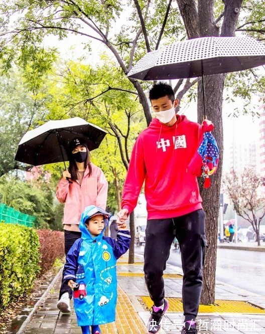 谌龙|谌龙晒雨中全家福,娇妻神似王祖贤,国羽短裙出战第一人惊艳全场